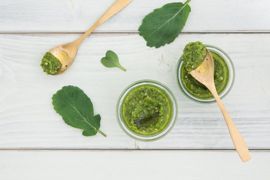 Pesto aus Radieschengr&uuml;n auf einem alte weissen Holzuntergrund