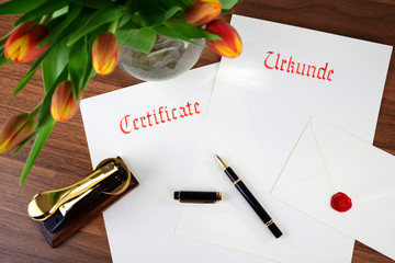 Urkunde Certificate mit Blumen, Füller und Prägezange
