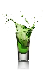 Foto op Plexiglas Alcohol Glas alcoholische drank met ijs. Absint of muntlikeur shot
