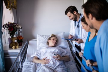 Team of doctors interacting with the pregnant woman