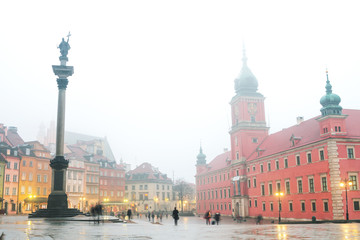 Smog zimą Stare Miasto w Warszawie. Mglisty zimny dzień lutego 2017 r. Centralny plac z pałacem Royall, kolumna Zygmunta - 141521966