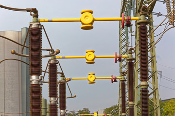 Hochspannungs-Umspannwerk mit Transformatoren