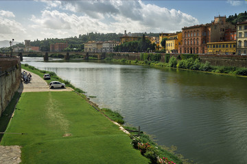 Fototapeta premium Panorama of the Arno River in Florence, Italy