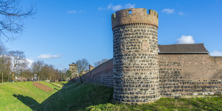 Zons am Rhein - Turm der Stadtmauer