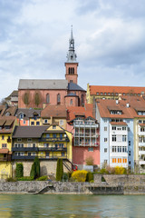 Fototapeta premium Laufenburg mit Kirche am Rhein in der Schweiz und Deutschland