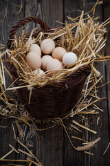 Jajka w wiklinowym koszu. Jajka wielkanocne © Olo