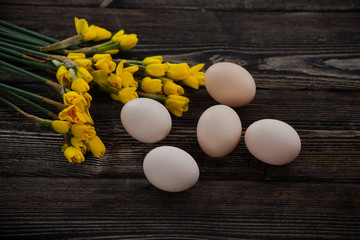 wiosenna aranżacja. jajka wielkanocne z wiosennymi kwiatami © Olo