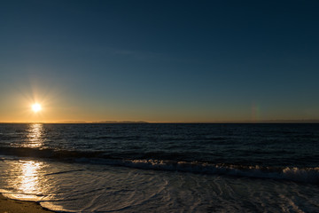 Obraz premium sunset over a sunny beach