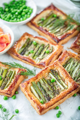 Blätertteig gebäck mit spargel und lachs