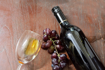 Obraz premium Glass of wine on wooden table