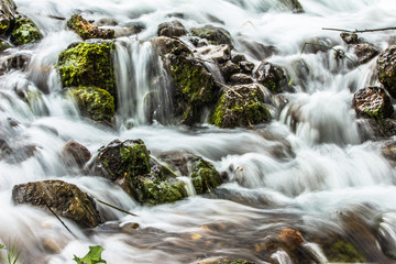 Fototapeta premium Cascadas de agua entre rocas