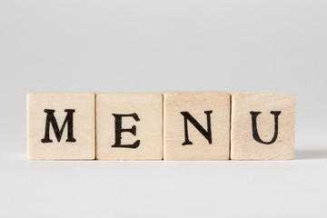 MENUの文字が書かれた木製のキューブ