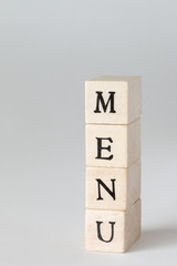 MENUの文字が書かれた木製の積木
