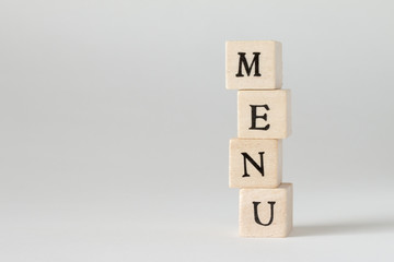 MENUの文字が書かれた木製の積木