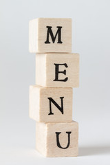 MENUの文字が書かれた木製のキューブ
