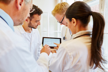 Ärzteteam analysiert ein EKG