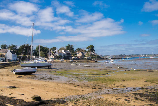 Brittany, Ile aux Moines island, harbor, low tide 