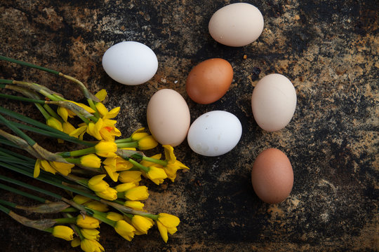 Świeże jajka, wielkanocne jaja z wiosennymi kwiatami.