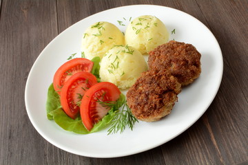 kotlet mielony z ziemniakami i pomidorem