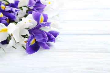 Crédence de cuisine en verre imprimé Iris Bouquet de fleurs d& 39 iris sur table en bois blanc