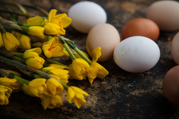 Świeże jajka, wielkanocne jaja z wiosennymi kwiatami.