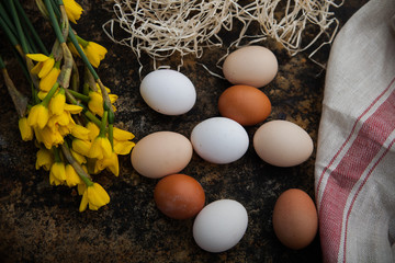 wiosenna aranżacja. jajka wielkanocne z sianem i kwiatami © Olo