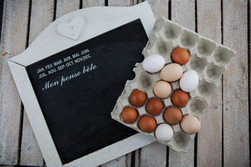 Jajka na deskach z tablicą do pisania © Olo