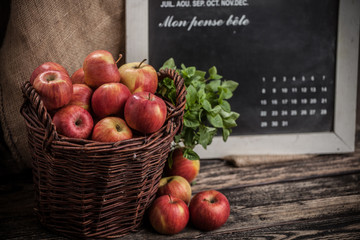 Jabłka w wiklinowym koszu © Olo