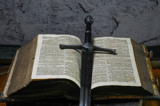Schwert und Buch der Kreuzritter