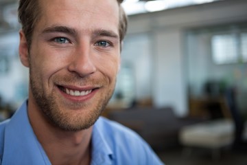 Obraz premium Male businesswoman smiling at camera
