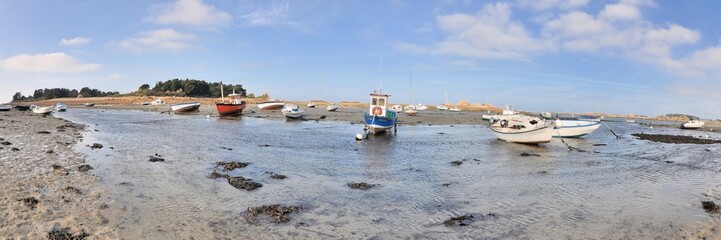Obraz premium Photo panoramique du port de Buguélès à marée basse en Bretagne