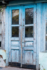 Obraz na płótnie Canvas Blue wooden old door of a deserted house