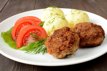 kotlet mielony z ziemniakami i pomidorem