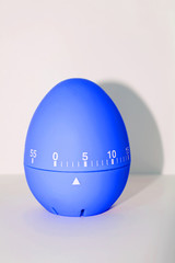 Blaue Eieruhr vor weißem Hintergrund