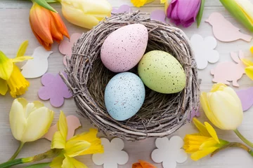 Foto auf Acrylglas Oster- und Frühlingsdekoration, Blumen und Eier. © gitusik