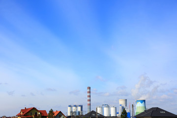 Elektrownia węglowa w Opolu na Brzeziu, dachy domów jednorodzinnych. © Stanisław Błachowicz