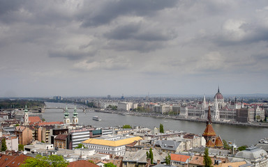 Panor&aacute;mica de Budapest con Parlamento al fondo