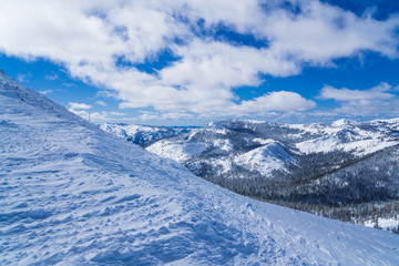 Fototapeta premium Snow covered slopes of the Sierra Nevada mountains in Lake Tahoe near a ski resort in winter
