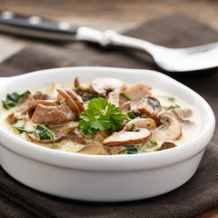 Rahmchampignons - mushrooms with cream sauce