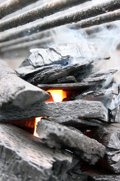 Carb&oacute;n vegetal ardiendo