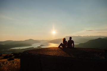 couple travel mountains at sunset