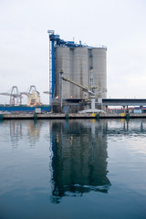 Obraz premium Modern waterfront silo