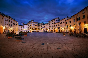 Obraz premium Piazza dell Anfiteatro night view