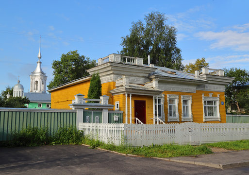 House with carved palisade in Vologda