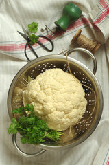 ganzer Blumenkohl mit alten Küchenutensilien