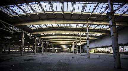 Große Halle eines verlassenen Fabrikgebäudes