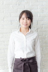 女性　カフェ店員