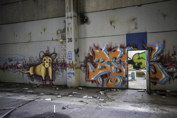 Streetart in einem verlassenen Fabrikgebäude