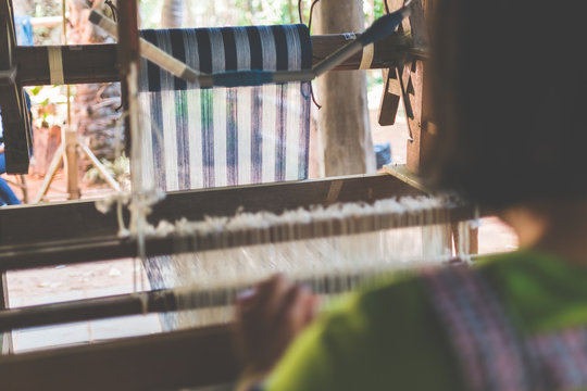 Weaving indigo dyed thread in the loom