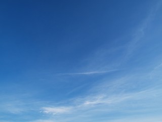 青空と透き通る雲